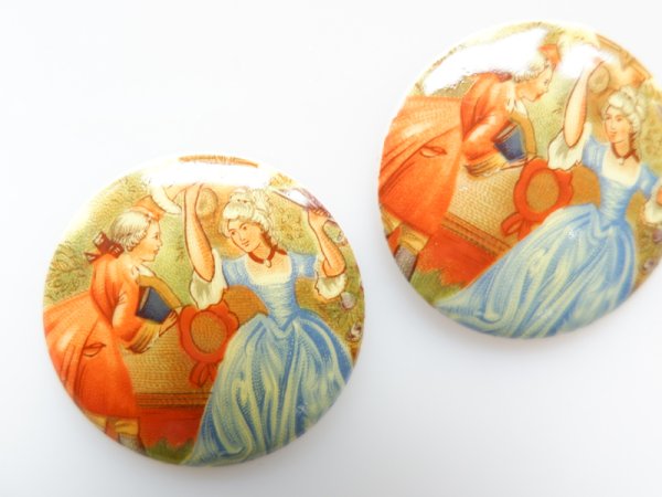 画像2: ドイツヴィンテージ　アクリル製カメオ【水くみ】　35ミリ　　1個 (2)