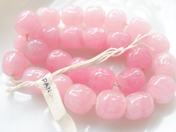画像4: ジャパンヴィンテージ　ガラスビーズ　バロック型渦巻ピンクのビーズ　約11mm 22粒 (4)
