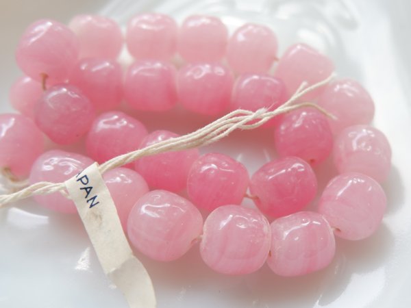 画像3: ジャパンヴィンテージ　ガラスビーズ　バロック型渦巻ピンクのビーズ　約11mm 22粒 (3)
