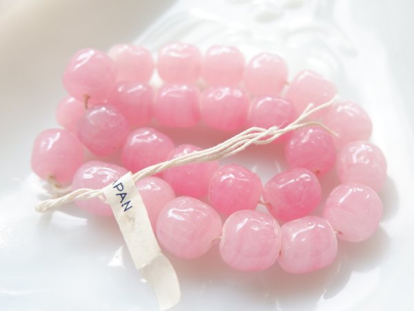 画像2: ジャパンヴィンテージ　ガラスビーズ　バロック型渦巻ピンクのビーズ　約11mm 22粒 (2)