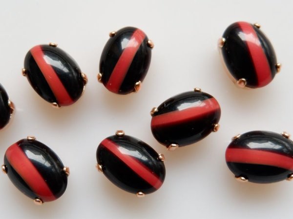 画像3: ドイツヴィンテージ・ガラスカボション＋縫い付け用【ブラック×レッドライン】14×10ミリ　2個　 (3)