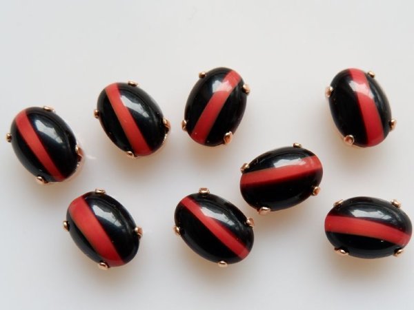 画像2: ドイツヴィンテージ・ガラスカボション＋縫い付け用【ブラック×レッドライン】14×10ミリ　2個　 (2)