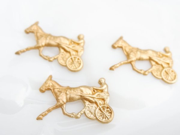 画像2: USA真鍮製・馬車　スタンピング　2個 (2)
