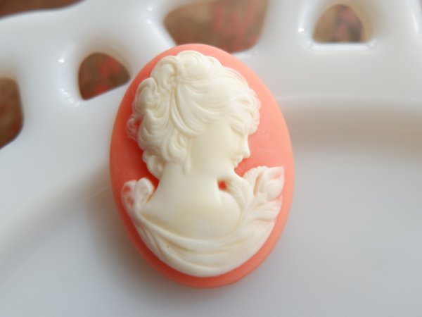 画像3: ヴィンテージ　女性のカメオ40×30ミリ【アプリコット色】　1個 (3)