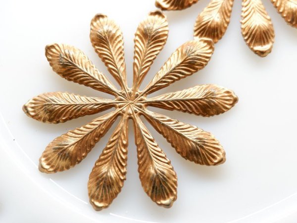 画像2: ヴィンテージUSA真鍮製【特大サイズ72ミリ・フェザーフラワー　未メッキ】1個　ミリアムハスケル (2)