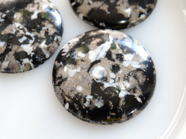 画像3: ドイツヴィンテージのカボション【ブラックモザイク】ラウンド39ミリ　1個 (3)