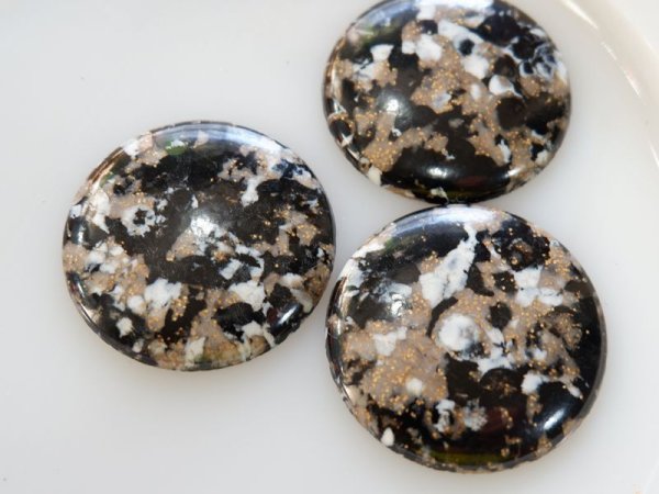 画像2: ドイツヴィンテージのカボション【ブラックモザイク】ラウンド39ミリ　1個 (2)