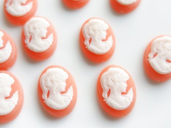 画像2: ドイツヴィンテージ　朱色の女性のカメオ　18×13ミリ　2個セット (2)