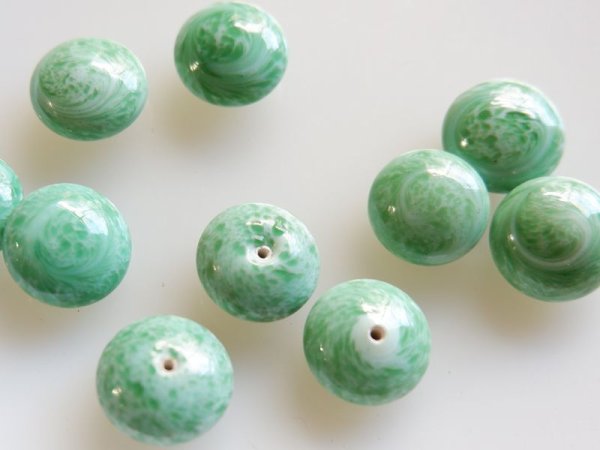 画像2: チェコヴィンテージ・ガラスカボション【ジェイドマーブル】14mm　2個 (2)