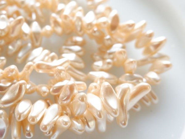 画像2: ジャパンヴィンテージ・プレスガラス・バロックパールビーズ　150粒前後　70センチ (2)