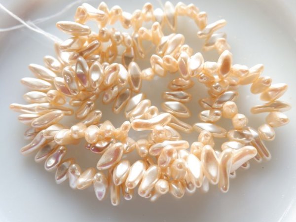 画像4: ジャパンヴィンテージ・プレスガラス・バロックパールビーズ　150粒前後　70センチ (4)