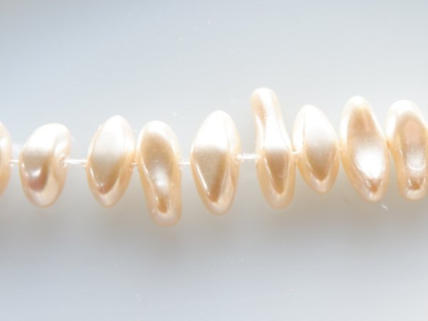 画像5: ジャパンヴィンテージ・プレスガラス・バロックパールビーズ　150粒前後　70センチ (5)