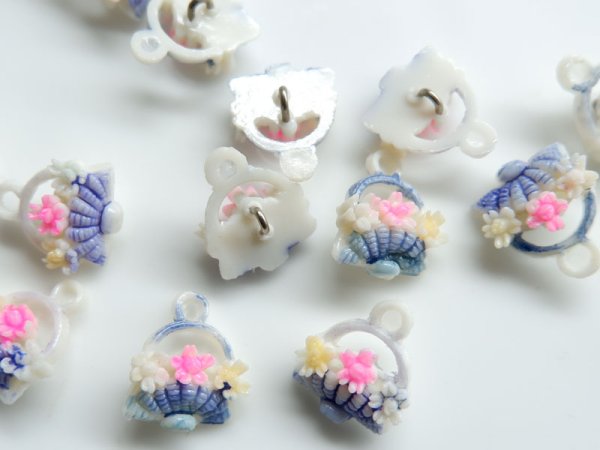 画像2: ジャパンヴィンテージのフラワーカボション【ボタンになっています　フラワーバスケット　ブルー】2個 (2)