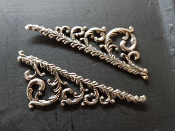 画像2: ミリアムハスケル　アンティークシルバー色　三角フィリグリー55ミリ　1個 (2)