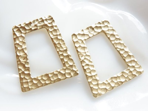 画像2: 日本製真鍮　当店オリジナル 　台形ハンマード・ドロップ　2個　　　 (2)