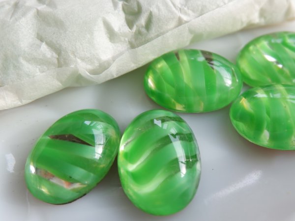 画像3: ドイツヴィンテージ　ガラスカボション【グリーンストライプ】25×18ミリ　1個 (3)