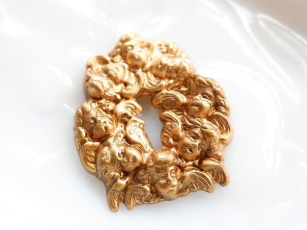 画像2: USA真鍮パーツ　8人の寄り添った天使たち　スタンピング　1個 (2)