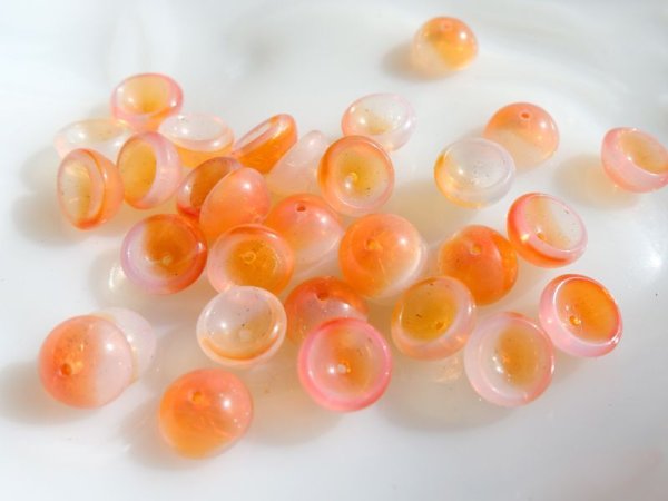 画像2: ドイツヴィンテージ　ビーズキャップ型　ガラスビーズ【オパールオレンジ 8.5mm】30個 (2)
