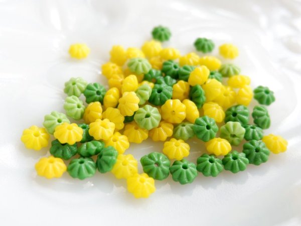 画像2: チェコヴィンテージ・ガラスビーズ【フラワー・グリーン系ミックス】約75個　 (2)