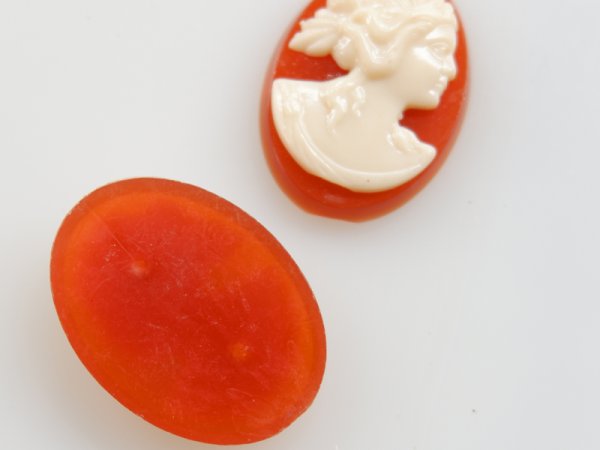 画像2: ドイツヴィンテージ　カーネリアン色　プラスチックカメオ【クラシック・レディ30×22ミリ】1個 (2)