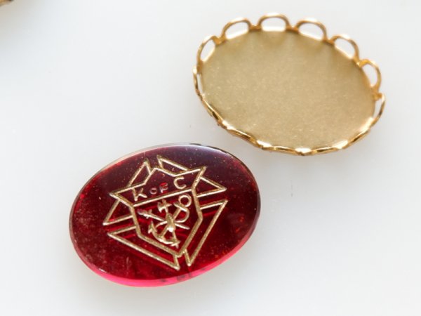 画像2: ドイツヴィンテージ　ガラス製カボション＋真鍮台座【コロンブス騎士会　オーバル型】1ペア (2)