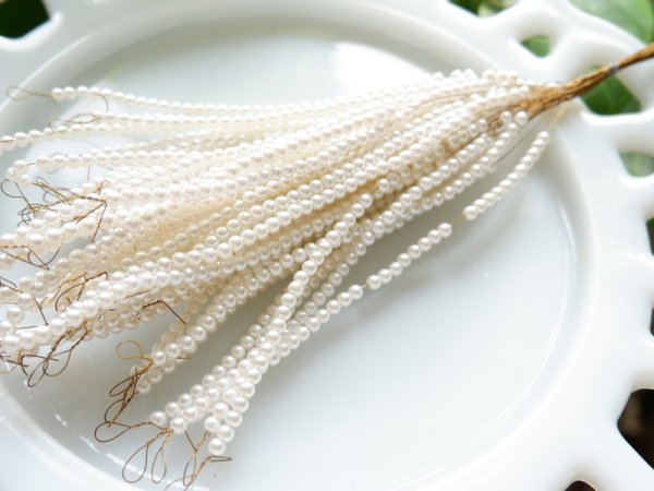 画像3: ジャパンヴィンテージ・巻き付け用加工途中のワイヤーに通ったパールビーズ3ミリ約48本【E】 (3)