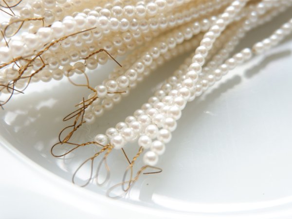 画像2: ジャパンヴィンテージ・巻き付け用加工途中のワイヤーに通ったパールビーズ3ミリ約48本【E】 (2)