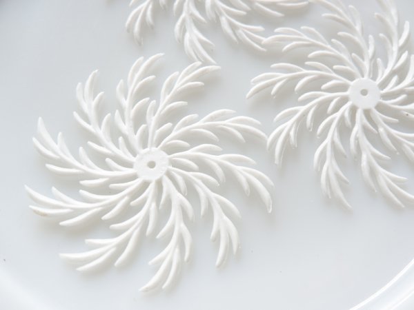 画像4: ジャパンヴィンテージ　ソフトプラスチック・フラワー【ラージスクロール・ホワイト62ミリ】1個 (4)