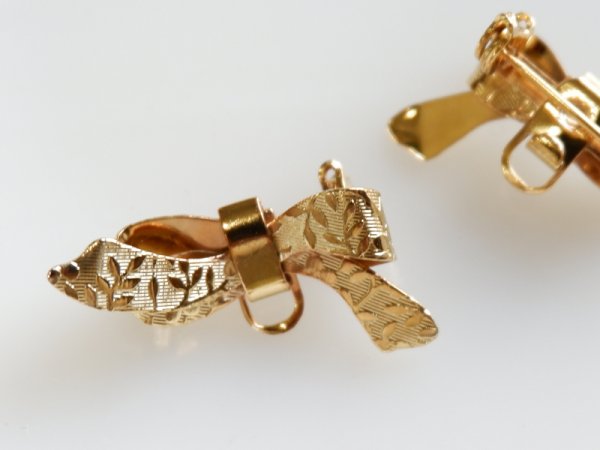 画像2: USAヴィンテージ　リボン型ブローチ【ゴールドリーフ模様　A】1個 (2)