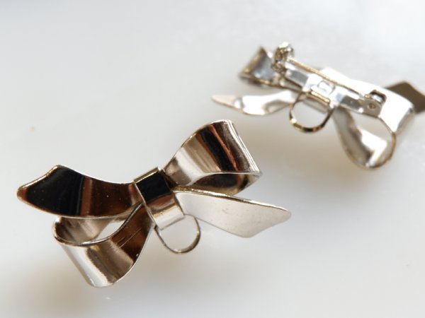 画像2: USAヴィンテージ　リボン型ブローチ【ロジウムメッキ】1個 (2)