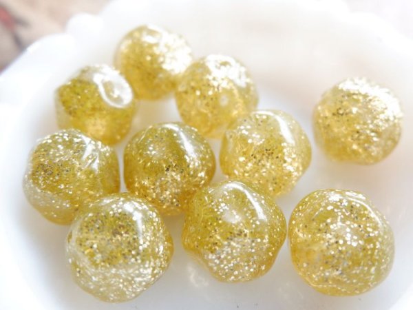 画像2: ドイツヴィンテージ　ルーサイトのバロックビーズ【ゴールドラメ・18ミリ】 (2)