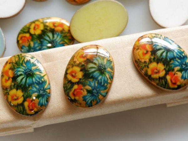 画像3: ドイツヴィンテージ・プラスチック製フラワーカメオ【ゴールド・25×18ミリ】2個 (3)