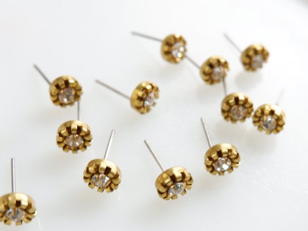 画像2: ヴィンテージスワロフスキー・ラインストーンポストピアス【フラワーエッジ・6.5ミリ】1ペア (2)