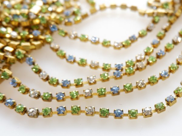 画像2: ヴィンテージ・スワロフスキー・ラインストーンチェーン【ブルー・グリーン系】20センチ (2)