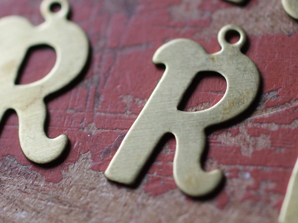 画像2: ＵＳＡ真鍮製スクリプトチャーム【R】2個セット (2)