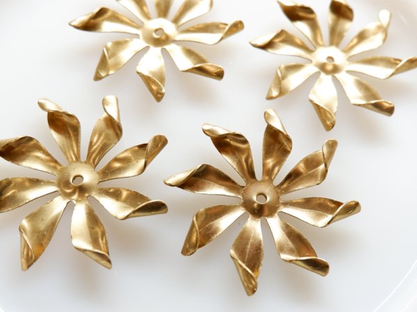 画像2: ヴィンテージUSA真鍮製　ねじれラージフラワー　48ミリ　1個　　　　 (2)