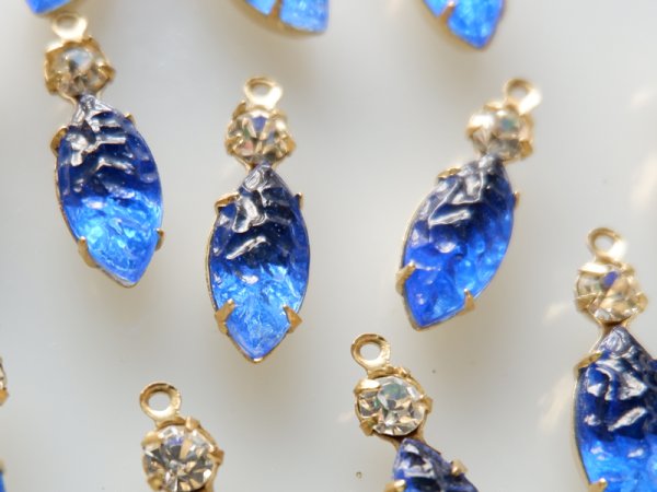 画像2: ドイツヴィンテージ　ラインストーンチャーム【ダブル　バンピー・ブルー・ナヴェット】15×7　2個 (2)