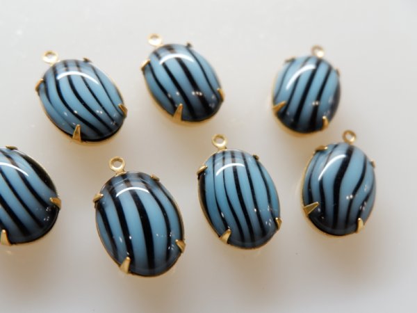 画像1: ドイツヴィンテージ　ガラスカボション【ブルー×ブラックストライプ：オーバル】カン付き2個　18×13mm (1)