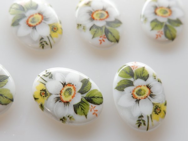 画像2: ドイツヴィンテージ　ガラス製カメオ【ホワイト・クレマチス】25×18ミリ　1個 (2)