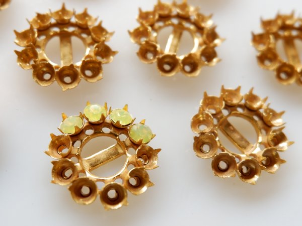 画像2: ミリアムハスケル　ロシアンゴールド・ラインストーンセッティング【リボンバックル仕様】1個 (2)