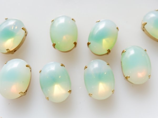 画像2: ドイツヴィンテージ　カボション＋縫付け用台座　サブリナ・グリーン　18×13mm　2個　　オパール (2)