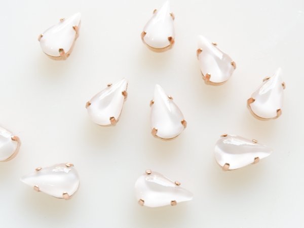 画像3: ドイツヴィンテージ　ペアー型＋縫い付け用台座【13×7.8ミリ　ムーンストーン調ホワイト】2個　 (3)