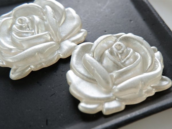 画像2: ドイツヴィンテージ・横向きローズ・ペンダントトップ【ホワイトパール】1個 (2)