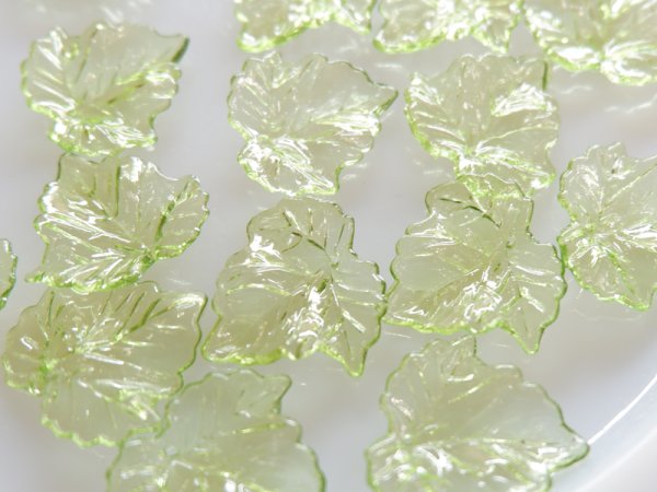 画像4: ドイツヴィンテージ　アクリル系・リーフビーズ【ぶどうの葉　透明グリーン23ミリ】6個 (4)