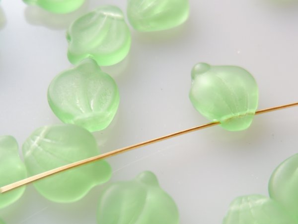 画像2: チェコヴィンテージ 　マットグリーンのリーフガラスビーズ14mm　10粒　ペリドット (2)