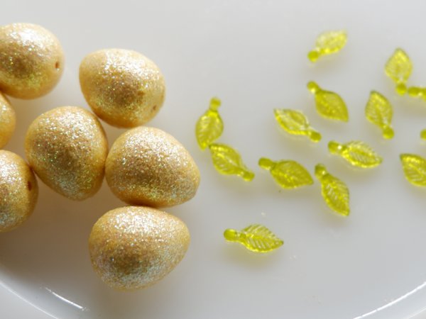 画像2: ジャパンヴィンテージ・ペア型のグリッタービーズ レモン色 ビーズ2個と小さな葉っぱビーズ2個 (2)