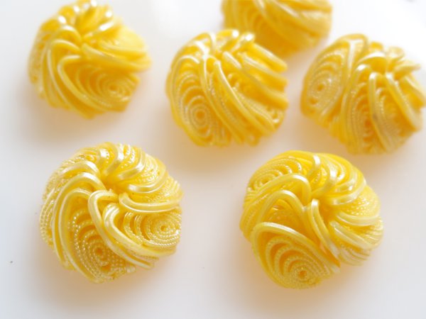 画像2: ジャパンヴィンテージ　イエロー・フラワーパーツ　1個　　セルロイド (2)