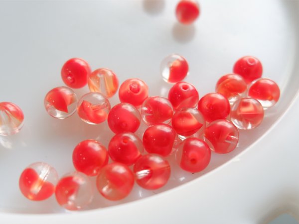画像2: チェコヴィンテージ　ガラスビーズ【コーラルレッド×クリアー8ミリ】　約20個 (2)