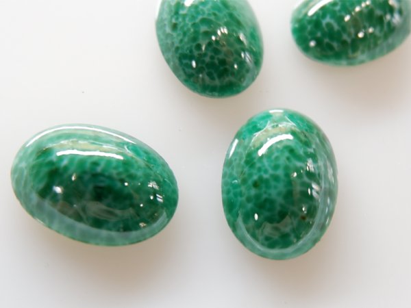 画像1: チェコヴィンテージ　ガラスカボション　 25×18ミリ【グリーンマトリックス】1個 (1)