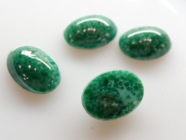 画像2: チェコヴィンテージ　ガラスカボション　 25×18ミリ【グリーンマトリックス】1個 (2)